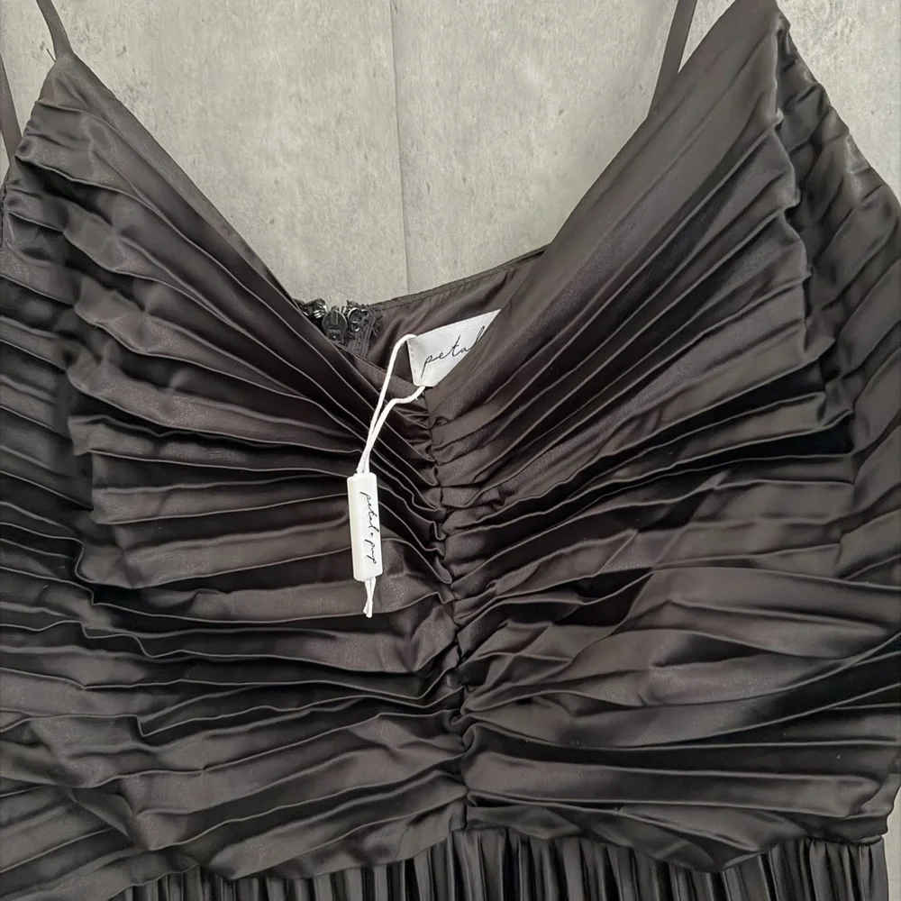 PETAL & PUP NAIRA PLEATED MAXI DRESS - BLACK SIZE 6 B2315 - Picture 7 of 8